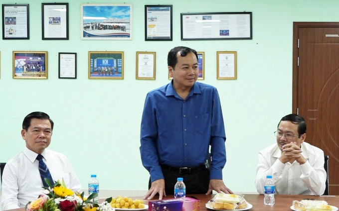 Ông Trần Đình Luân (đứng), Tổng cục trưởng Tổng cục Thủy sản phát biểu tại Lễ ra mắt Quỹ khuyến học GrowMax. Ông Trần Đình Luân (đứng), Tổng cục trưởng Tổng cục Thủy sản phát biểu tại Lễ ra mắt Quỹ khuyến học GrowMax.