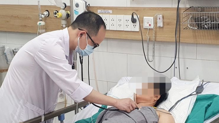 Bác sĩ Lê Quang Thuận thăm khám cho gia đình ở Nghệ An ngộ độc khí CO.