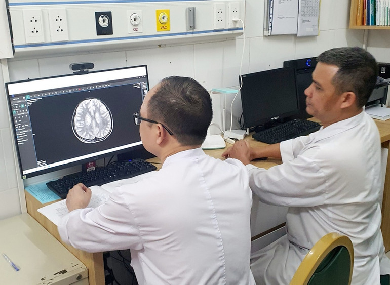 Bác sĩ Trung tâm Chống độc, Bệnh viện Bạch Mai chẩn đoán hình ảnh tổn thương não của bệnh nhân ngộ độc CO.