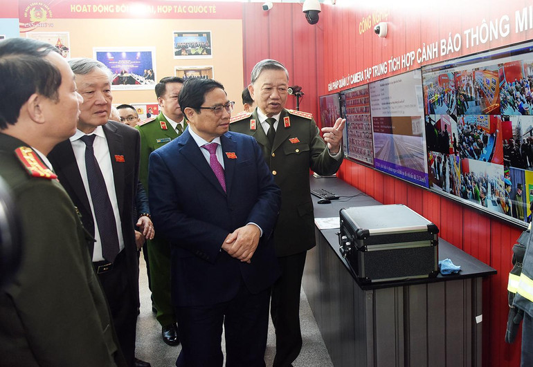 Trước đó, Thủ tướng Phạm Minh Chính xem trưng bày sản phẩm công nghiệp phục vụ lực lượng Công an nhân dân.