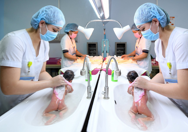 Trẻ sơ sinh được chăm sóc tại bệnh viện.