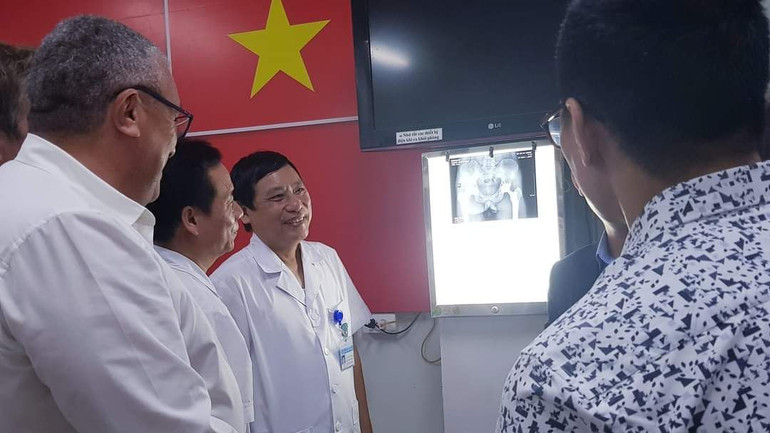 Bác sĩ chuyên khoa II Đào Thiện Tiến hội chẩn thay lại khớp háng cùng các chuyên gia y tế người Pháp.