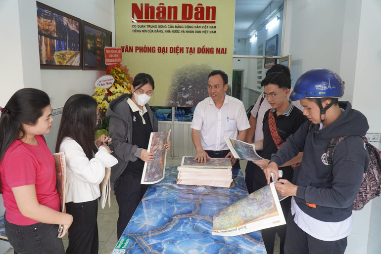 Những tờ panorama đầu tiên được phát miễn phí đến tận tay bạn đọc ở Đồng Nai.