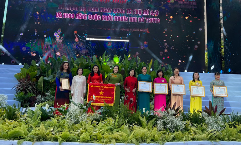 Hội Liên hiệp Phụ nữ Thành phố nhận Cờ dẫn đầu Cụm thi đua 5 thành phố trực thuộc Trung ương năm 2022.