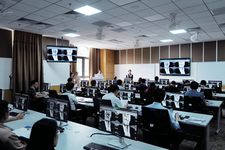 Mô hình đào tạo tiệm cận thế giới.