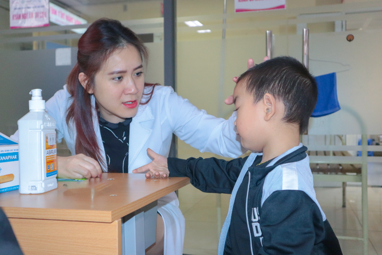 Các bác sĩ thăm khám, tư vấn cho người bệnh.