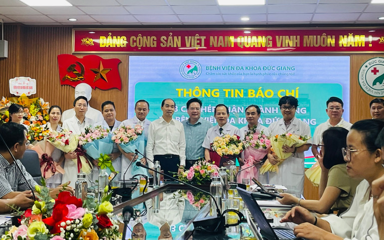 Lãnh đạo Sở Y tế Hà Nội và Bệnh viện đa khoa Đức Giang chúc mừng ê-kíp thực hiện các ca ghép thận. Lãnh đạo Sở Y tế Hà Nội và Bệnh viện đa khoa Đức Giang chúc mừng ê-kíp thực hiện các ca ghép thận.