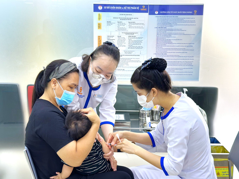 Tiêm vaccine sởi.