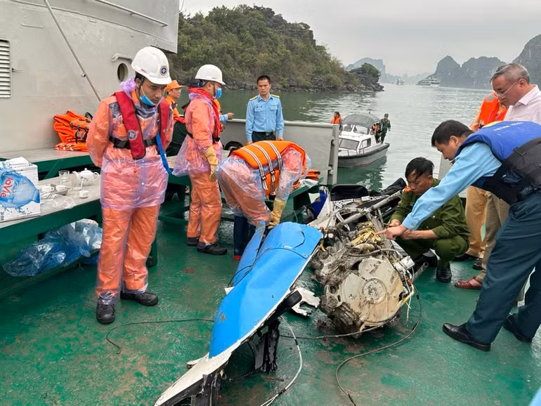 Trong chiều nay, lực lượng tìm kiếm, cứu nạn vụ máy bay rơi tại Vịnh Hạ Long đã trục vớt phần đuôi máy bay, ghế lái và nhiều mảnh vỡ khác của máy bay. Hộp đen của máy bay đã được tìm thấy.