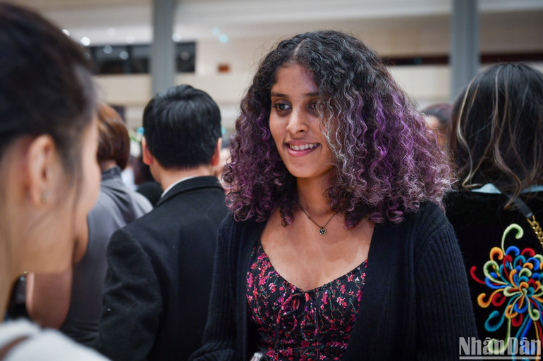 Bạn trẻ Alessa Devass Gunawardena (Sri Lanka) bày tỏ cảm xúc về âm nhạc của Kenny G.