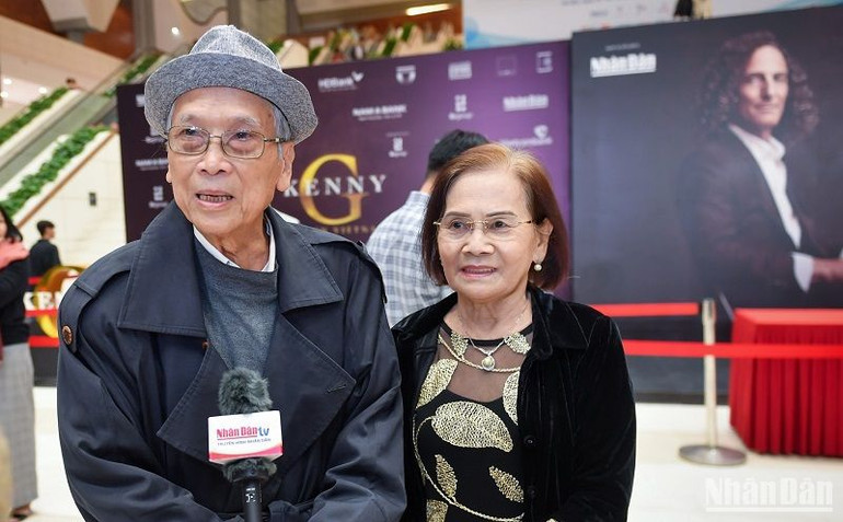 Vợ chồng ông bà Tạ Văn Sáng (đường Ô Chợ Dừa, Đống Đa, Hà Nội) chia sẻ cảm xúc sau đêm nhạc.