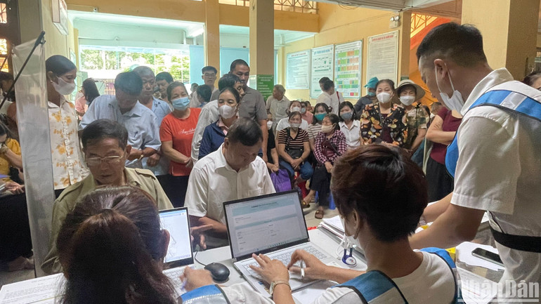 Hàng trăm người dân đăng ký khám, siêu âm gan từ sáng sớm. Hàng trăm người dân đăng ký khám, siêu âm gan từ sáng sớm.