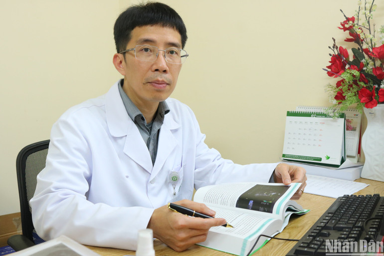 Phó Giáo sư, Tiến sĩ Mai Duy Tôn, Giám đốc Trung tâm Đột quỵ, Bệnh viện Bạch Mai. Ảnh: TRẦN LAM