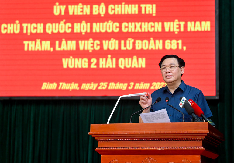 Chủ tịch Quốc hội Vương Đình Huệ phát biểu động viên, giao nhiệm vụ cho Lữ đoàn tên lửa bờ biển 681.