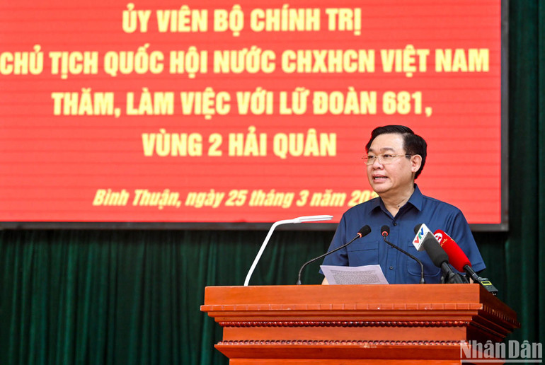 Chủ tịch Quốc hội Vương Đình Huệ phát biểu động viên, giao nhiệm vụ cho Lữ đoàn tên lửa bờ 681. (Ảnh: DUY LINH)