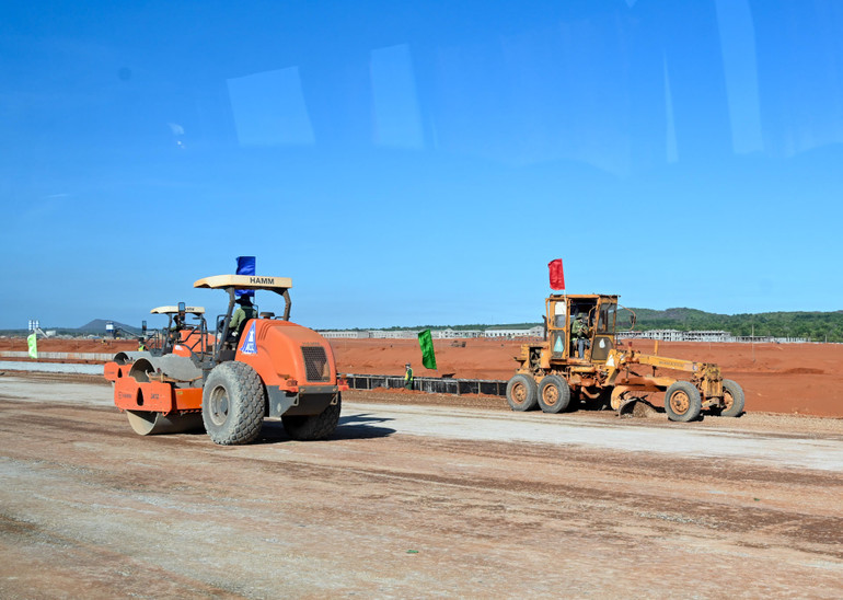 Các phương tiện máy móc trên công trường thi công Dự án.