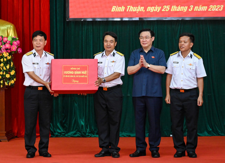 Chủ tịch Quốc hội Vương Đình Huệ trao tặng quà cho Lữ đoàn tên lửa bờ biển 681.