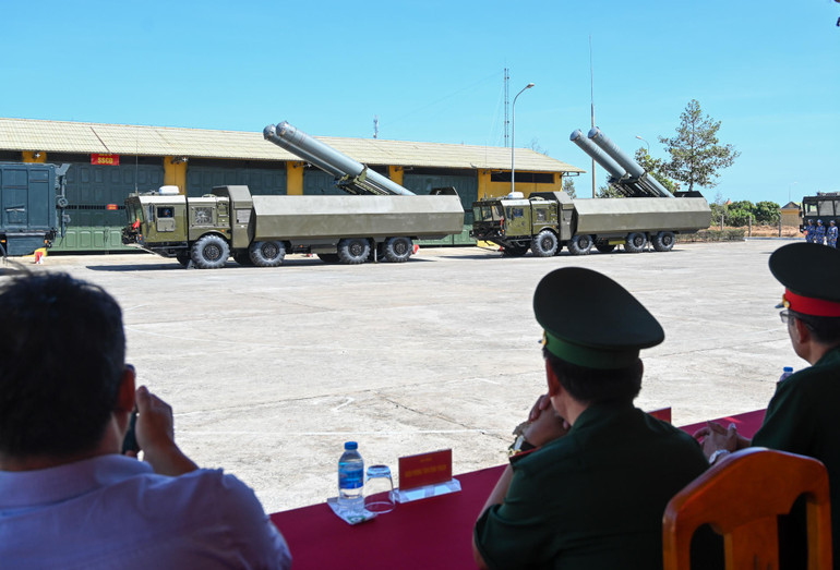 Đoàn công tác của Quốc hội và các đại biểu xem cán bộ, chiến sĩ Lữ đoàn tên lửa bờ biển 681 diễn tập huấn luyện, sẵn sàng chiến đấu.