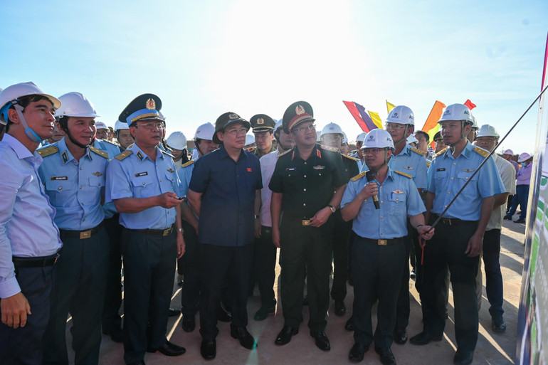 Chủ tịch Quốc hội Vương Đình Huệ và đoàn công tác nghe báo cáo về Dự án.