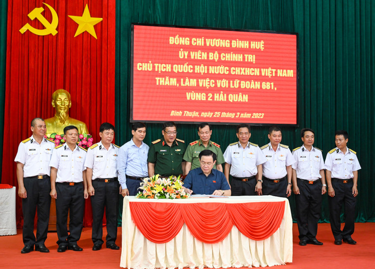 Chủ tịch Quốc hội Vương Đình Huệ ghi sổ vàng lưu niệm tại Lữ đoàn tên lửa bờ 681. (Ảnh: DUY LINH)