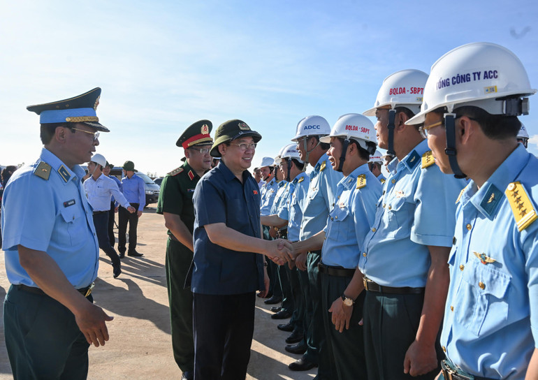 Chủ tịch Quốc hội Vương Đình Huệ và đoàn công tác với cán bộ, chiến sĩ tại Dự án đầu tư xây dựng sân bay quân sự Phan Thiết.