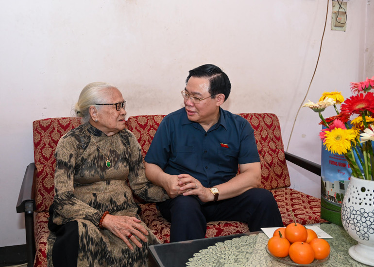 Chủ tịch Quốc hội Vương Đình Huệ thăm hỏi mẹ liệt sĩ Nghiêm Thị Thân tại phường Đức Thắng, thành phố Phan Thiết. (Ảnh: DUY LINH)