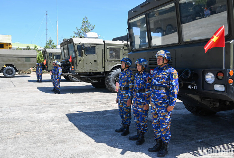 Cán bộ, chiến sĩ Lữ đoàn tên lửa bờ 681 diễn tập huấn luyện, sẵn sàng chiến đấu. (Ảnh: DUY LINH)