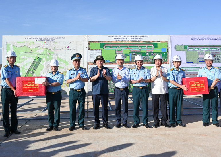 Chủ tịch Quốc hội Vương Đình Huệ tặng quà cho các đơn vị thi công Dự án đầu tư xây dựng sân bay quân sự Phan Thiết.