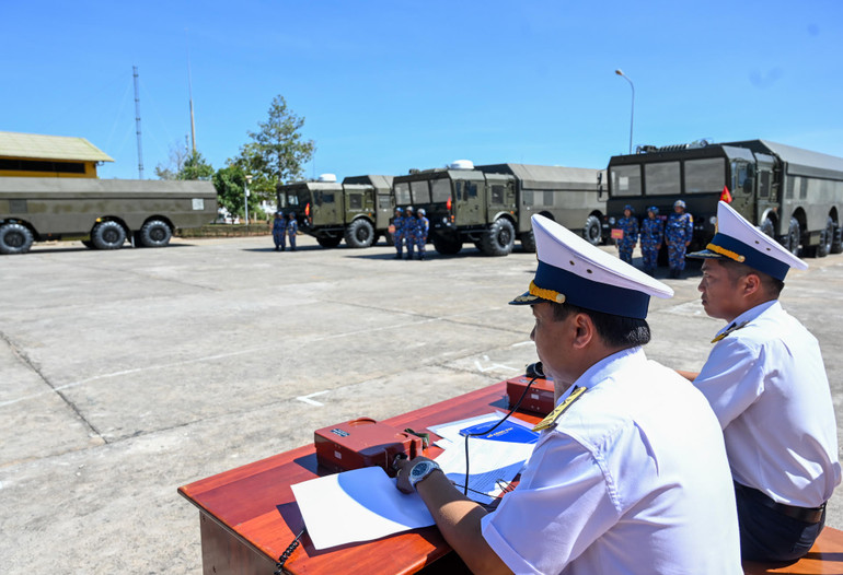 Cán bộ, chiến sĩ Lữ đoàn tên lửa bờ biển 681 diễn tập huấn luyện, sẵn sàng chiến đấu.