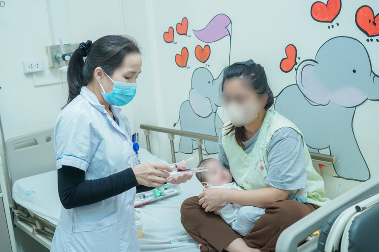 Bệnh nhi được phẫu thuật kịp thời, qua tình trạng nguy kịch.