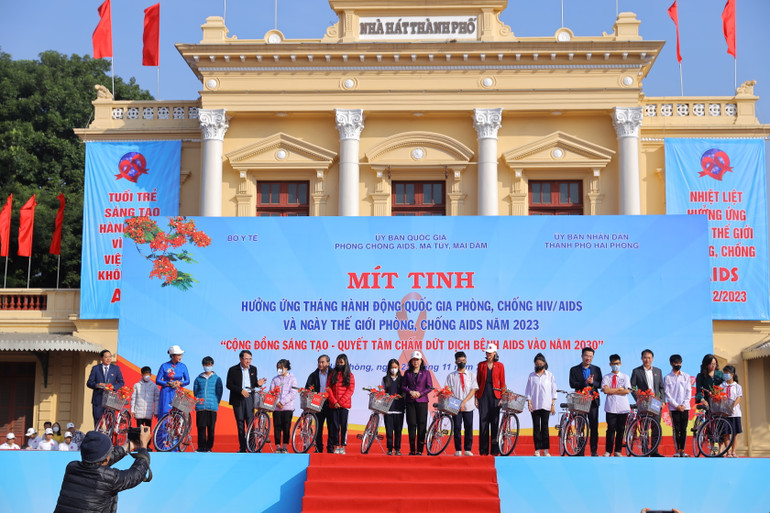 Lãnh đạo Bộ Y tế, UBND thành phố Hải Phòng tặng quà cho trẻ em bị ảnh hưởng bởi HIV/AIDS.