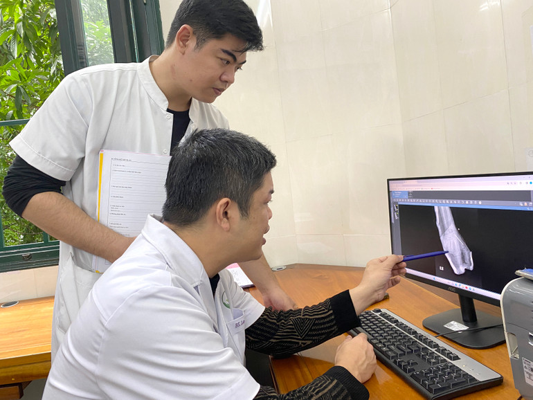 Thạc sĩ, bác sĩ Lưu Danh Huy, Phó trưởng khoa Phẫu thuật Chi trên và Y học thể thao, Bệnh viện Hữu nghị Việt Đức đọc phim đánh giá tình trạng người bệnh.