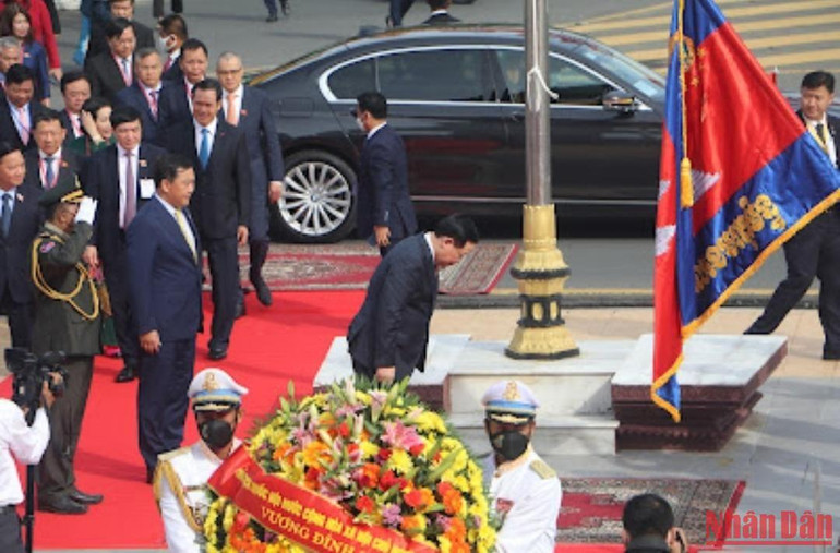 Chủ tịch Quốc hội Vương Đình Huệ và đoàn đại biểu thực hiện nghi thức đặt vòng hoa tại Đài Độc lập, thủ đô Phnom Penh.