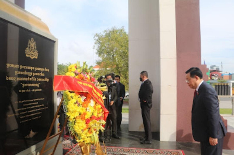 Chủ tịch Quốc hội Vương Đình Huệ đặt vòng hoa tưởng niệm cố Quốc vương Campuchia Norodom Sihanouk.