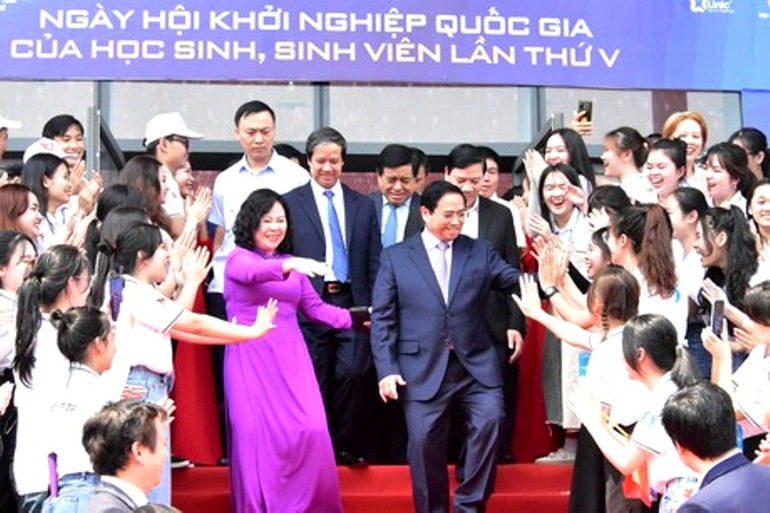 Sinh viên, học sinh chào đón Thủ tướng Phạm Minh Chính dự khai mạc ngày hội khởi nghiệp quốc gia.