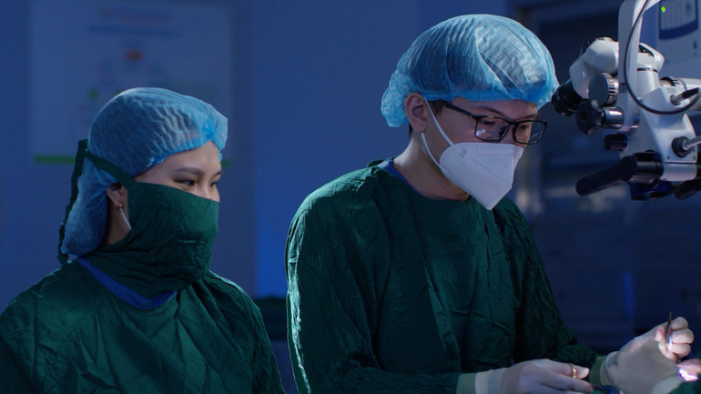 Bác sĩ Nguyễn Trọng Hoàng Hiệp mổ Micro Tese cho bệnh nhân.