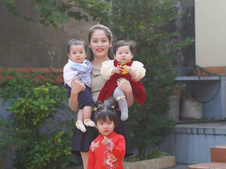 Chị Nhung hạnh phúc bên 3 con dù gia đình đều mắc bệnh lý gây ra tình trạng hiếm muộn.