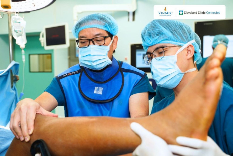 Giáo sư, Tiến sĩ Trần Trung Dũng, Giám đốc chuyên ngành Chấn thương chỉnh hình và Cơ xương khớp, Hệ thống Y tế Vinmec khám Xuân Son trước khi phẫu thuật.