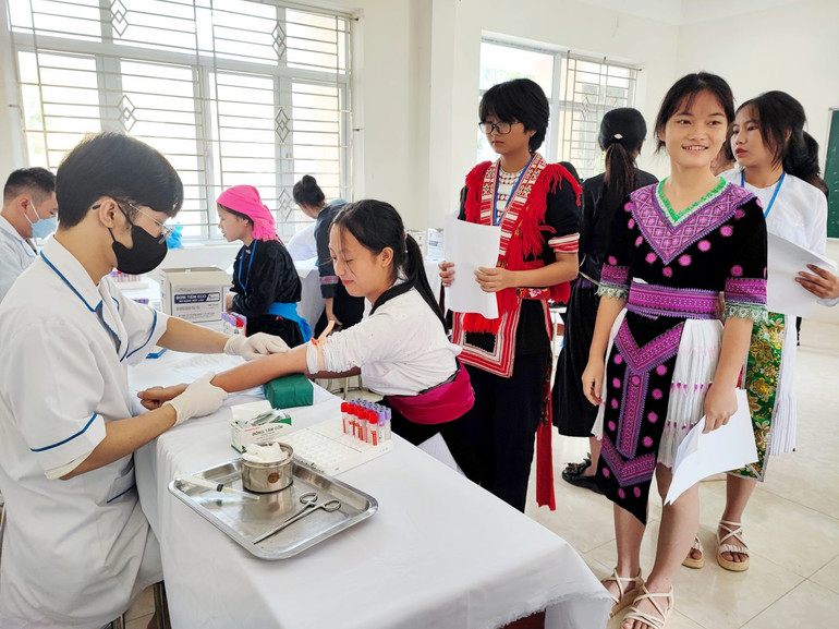 Em Vừ Thị Hồng Hoa (dân tộc Mông) được lấy máu xét nghiệm sàng lọc tan máu bẩm sinh.