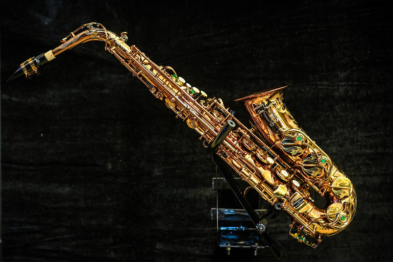 Cây kèn nghệ sĩ Kenny G tặng Ban tổ chức để đấu giá, góp phần vào quỹ thiện nguyện. (Ảnh: THÀNH ĐẠT) Cây kèn nghệ sĩ Kenny G tặng Ban tổ chức để đấu giá, góp phần vào quỹ thiện nguyện. (Ảnh: THÀNH ĐẠT)