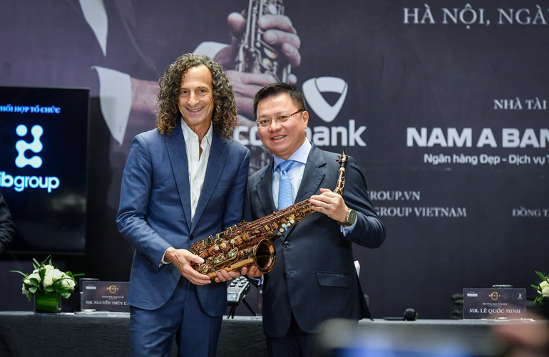 Nghệ sĩ Kenny G đã gửi tặng Ban tổ chức chiếc kèn để thực hiện đấu giá nhằm quyên góp cho dự án Good Morning Việt Nam. (Ảnh: THÀNH ĐẠT) Nghệ sĩ Kenny G đã gửi tặng Ban tổ chức chiếc kèn để thực hiện đấu giá nhằm quyên góp cho dự án Good Morning Việt Nam. (Ảnh: THÀNH ĐẠT)