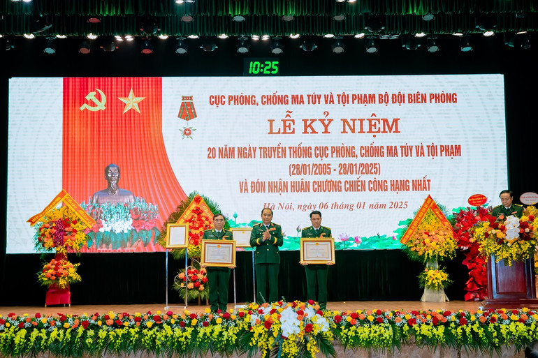 Thượng tướng Phùng Sĩ Tấn trao thưởng tặng các cá nhân có thành tích đặc biệt xuất sắc trong thực hiện nhiệm vụ. (Ảnh: DUY LIÊM)