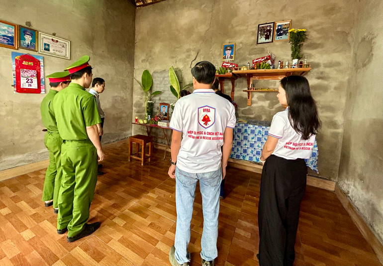 Đoàn đã thắp hương, tri ân anh Đặng Duy Doanh và trao số tiền hỗ trợ 20 triệu đồng từ Quỹ “Vì cuộc sống bình yên” của Hiệp hội cho gia đình.