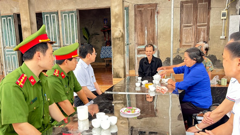 Đoàn công tác hỏi thăm gia đình nam thanh niên đã hy sinh sau khi cứu 4 em đuối nước.