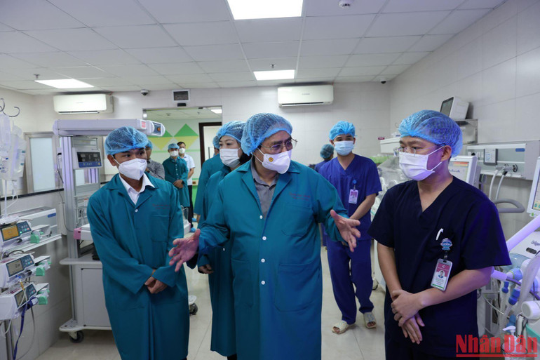 Thủ tướng và Đoàn công tác thăm hỏi, động viên các y, bác sĩ Bệnh viện Sản Nhi Phú Thọ.