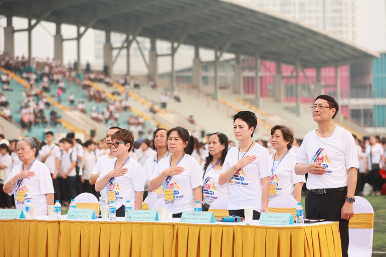 Ban Giám hiệu nhà trường và gần 5.000 học sinh, giáo viên, phụ huynh học sinh dành một phút tưởng nhớ tới Phó Giáo sư, Tiến sĩ Văn Như Cương.