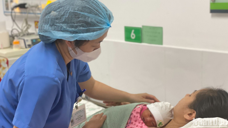 Các sản phụ được hướng dẫn tỉ mỉ hằng ngày về chăm sóc con sinh non, trong đó có ấp kangaroo.