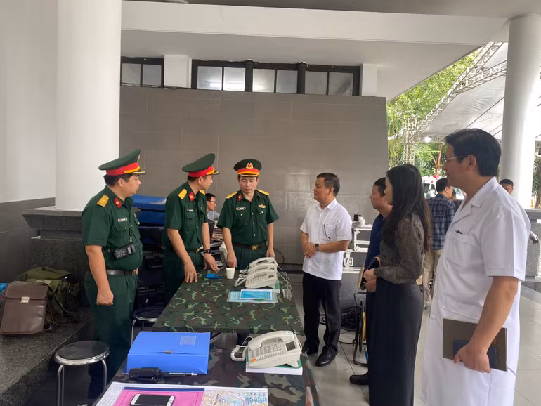 Đoàn kiểm tra công tác Y tế do Tiến sĩ Vương Ánh Dương, Phó Cục trưởng Cục Quản lý Khám, chữa bệnh là trưởng đoàn phối hợp Ban Bảo vệ, chăm sóc sức khỏe Trung ương, Bệnh viện Trung ương Quân đội 108 đã tiến hành kiểm tra công tác bảo đảm y tế và phòng chống dịch của Tổ Y tế tại Nhà Tang lễ Quốc gia.