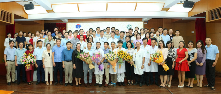 Lãnh đạo Bệnh viện Bạch Mai chúc mừng các học viên tại lễ bế giảng.