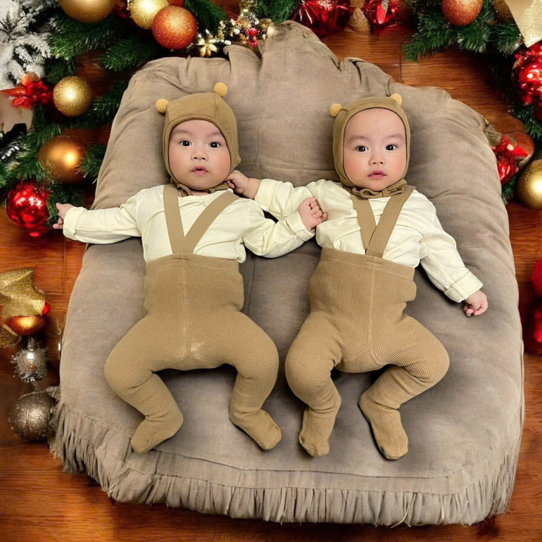 Hai bé tròn 5 tháng tuổi. Hai bé tròn 5 tháng tuổi.